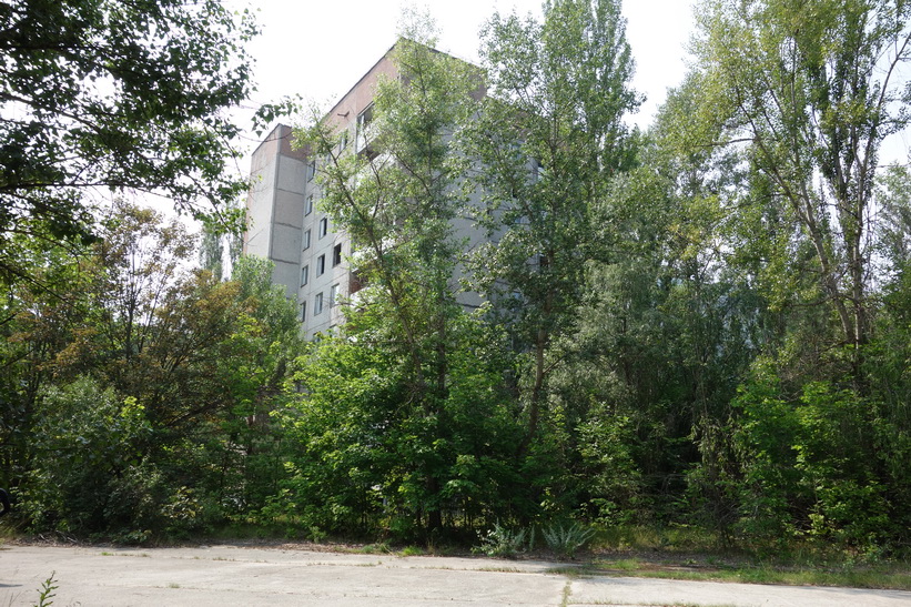 Öde bostadshus i spökstaden Pripyat.