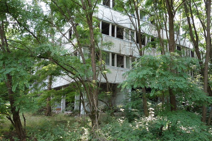 Öde bostadshus i spökstaden Pripyat.