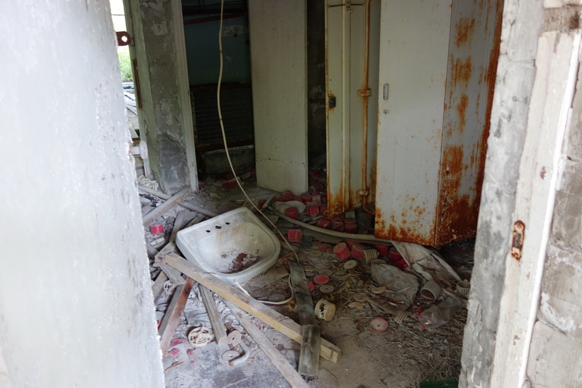 Toaletter och omklädningsrum i simhallen, Pripyat.