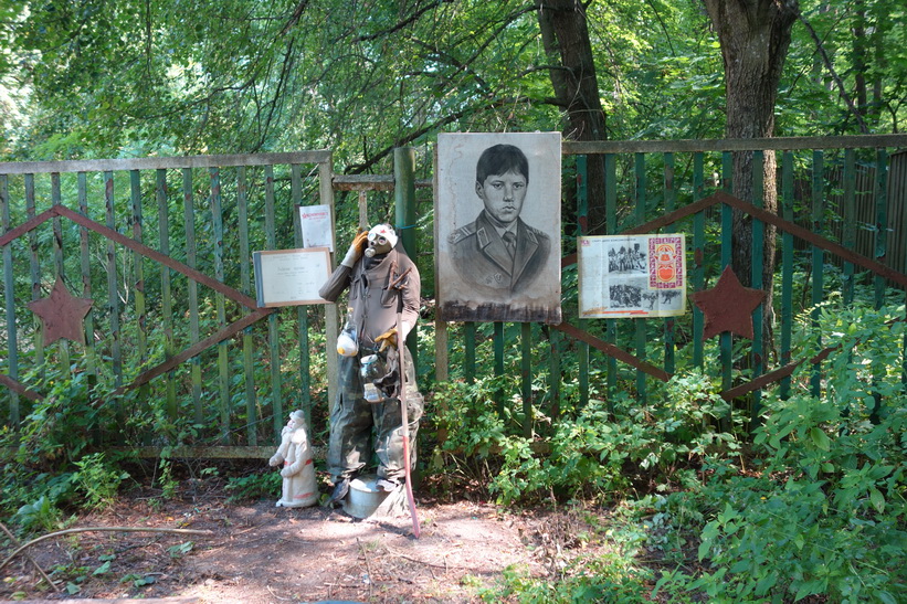 Någon form av minnesmärke vid grinden och checkpoint för The Russian Woodpecker.