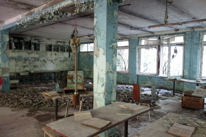 En av lektionssalarna i skolan, Pripyat. Gasmaskerna användes under övningar samt som skydd vid eventuellt krig mot USA. De hade således inget med kärnkraftsolyckan att göra.