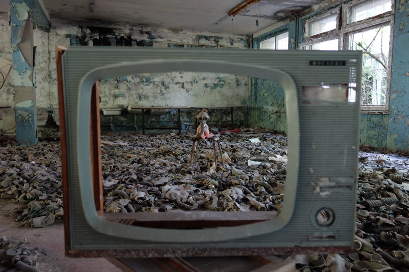 En av lektionssalarna i skolan, Pripyat. Gasmaskerna användes under övningar samt som skydd vid eventuellt krig mot USA. De hade således inget med kärnkraftsolyckan att göra.