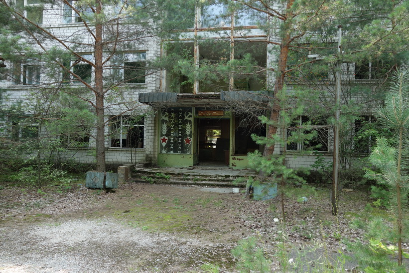 Hammaren och skäran vid byggnadens entré, Pripyat.