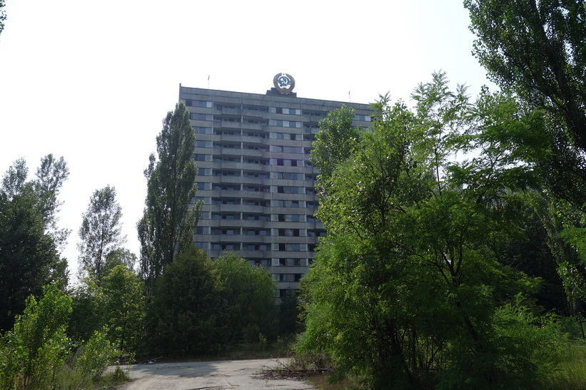 En av de byggnader som jag inte ville missa att fotografera på grund av dess sovjetemblem på taket. Det var nära att vi lämnade Pripyat utan att stanna här. Tråkigt nog stod solen precis bakom byggnaden så det blev inte så bra foto.