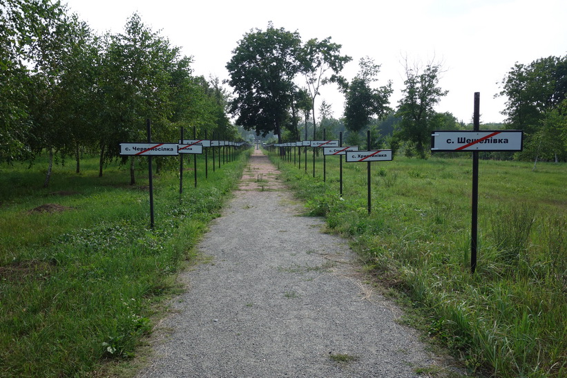 Varje skylt symboliserar en by som övergivits på grund av olyckan, Tjernobyl.