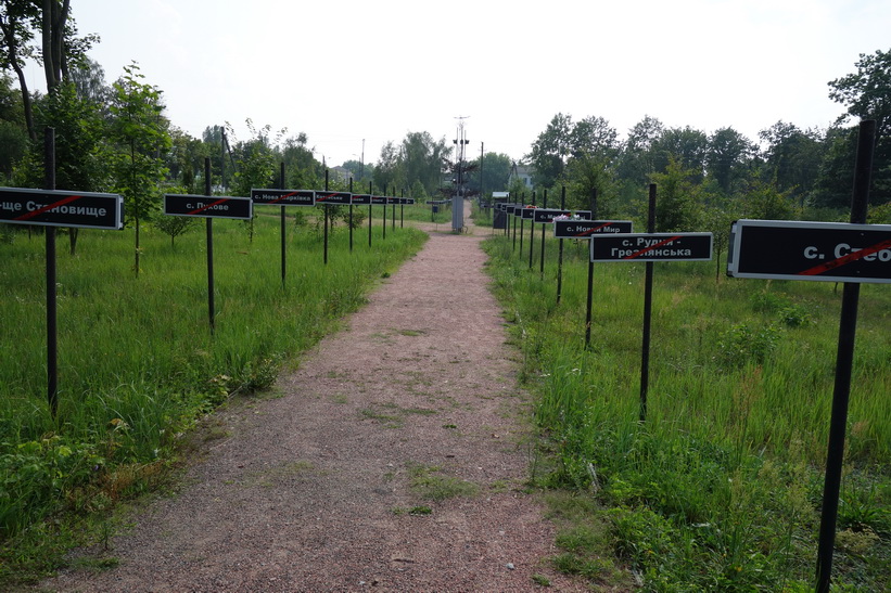 Varje skylt symboliserar en by som övergivits på grund av olyckan, Tjernobyl.