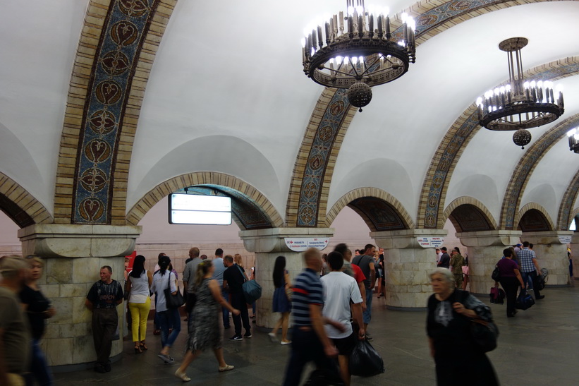 Vacker tunnelbanestation i Kyiv.
