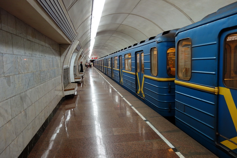 Gammalt tunnelbanetåg i Kyiv.