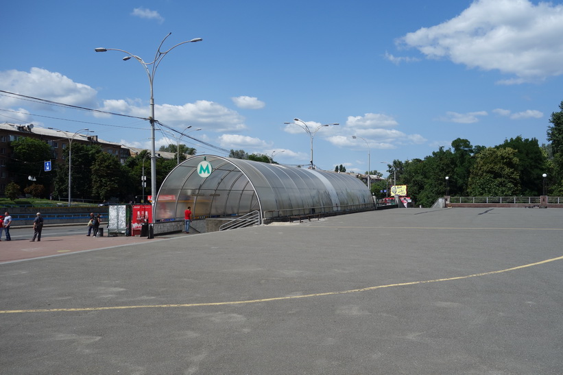 Tunnelbanestation Dorohozhychi vid Babij Jar, Kyiv.