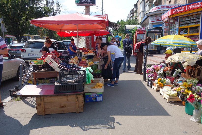 Frukt- och blomförsäljning på gatan vid Babij Jar, Kyiv.