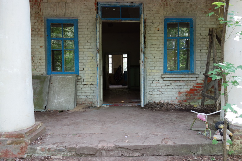 Dagiset i den övergivna byn Kopachi mellan staden Tjernobyl och kärnkraftverket.