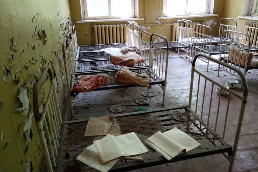 Dagiset i den övergivna byn Kopachi mellan staden Tjernobyl och kärnkraftverket.