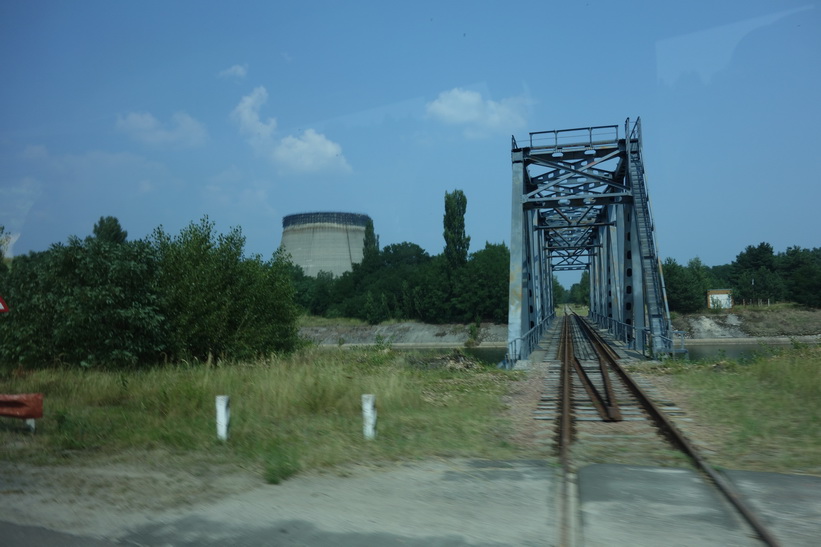 Bro över en av kanalerna vars vatten användes som kylvatten till kärnkraftverket, Tjernobyl.