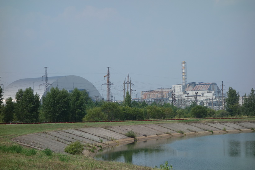 Till vänster i bild den det nykonstruerade skyddet eller sarkofagen och till höger reaktor 4. Detta var min första skymt av den havererade reaktorn i kärnkraftverket i Tjernobyl.