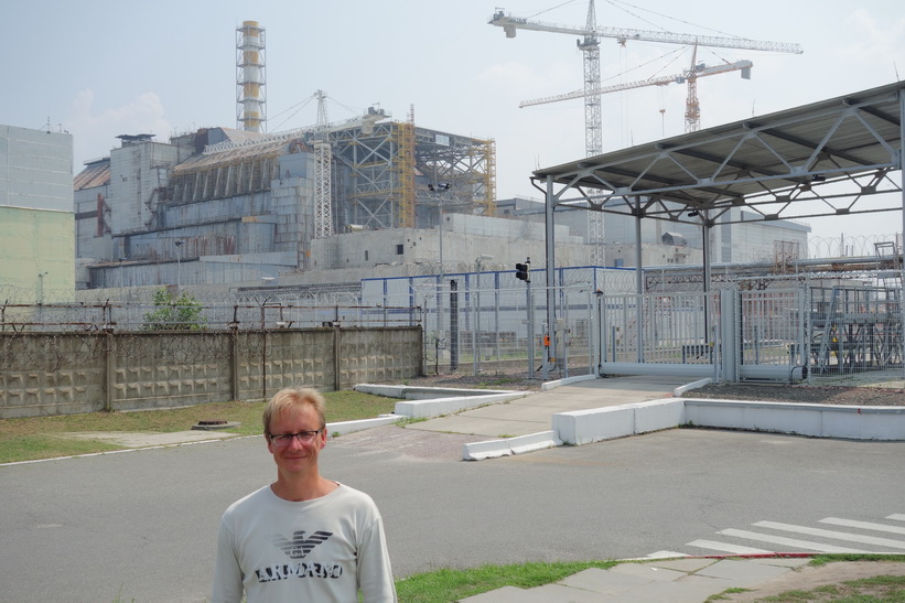 Stefan framför reaktor 4. Avståndet till reaktorn är ungefär 250 meter, Tjernobyl.