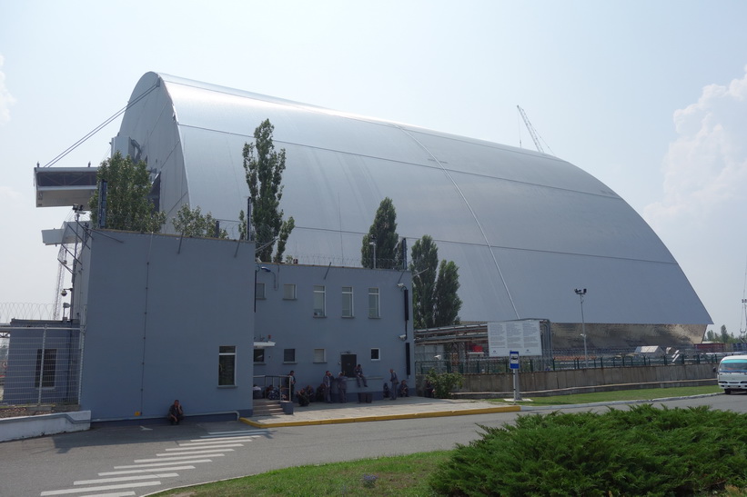 Den nya gigantiska sarkofagen är snart färdig. Det är viktigt att den snart kommer på plats. Uppskattad livslängd ligger på 100 år, Tjernobyl.