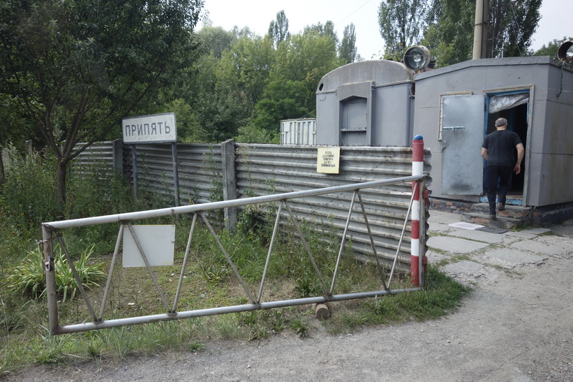 Entrén till spökstaden Pripyat. På bilden är vakten på väg in i sin vaktkur. På skylten till vänster står det Pripyat.
