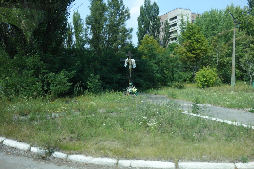Ett kors syns vid vägkanten när vi är på väg in mot centrala Pripyat.