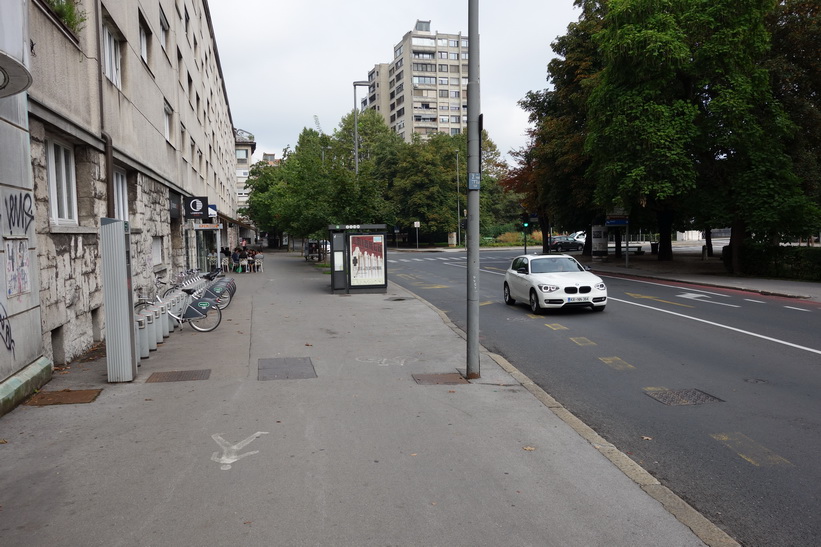 Gatuscen utanför mitt hostel i centrala Ljubljana. Promenaden upp till Ljubljana Castle.