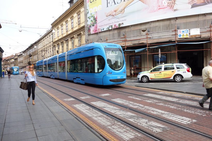 Gatuscen längs gatan Ilica, Zagreb.