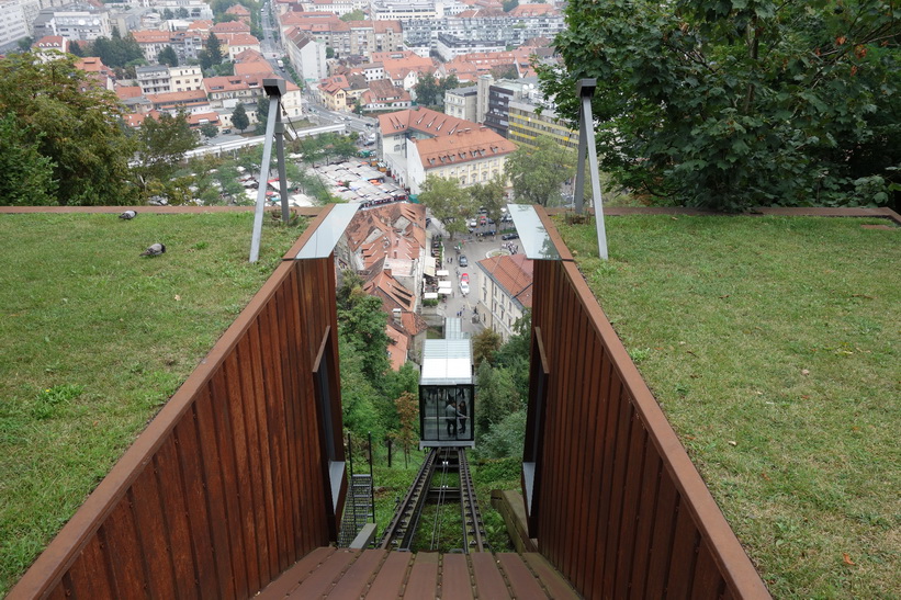 Linbanan som går från gamla staden upp till Castle Hill och Ljubljana Castle, Ljubljana.