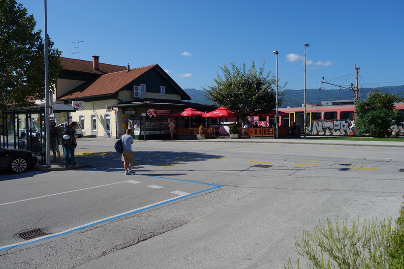 Tågstationen i Bled-Lesce. En kaffe i väntan på bussen till Kranjska Gora.