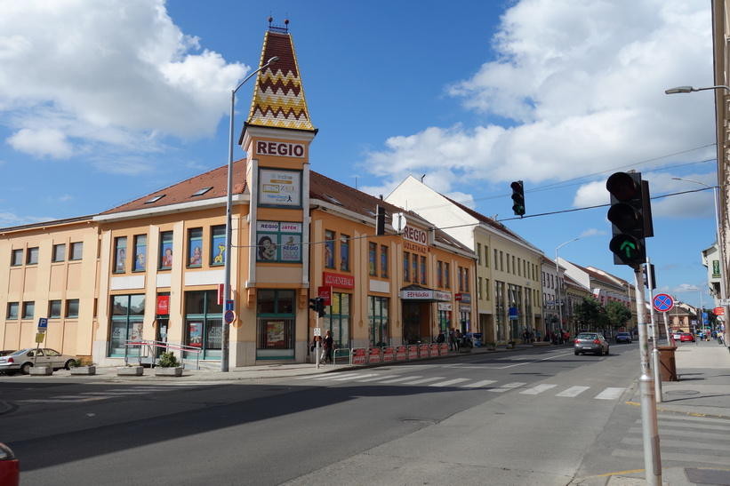 Gatuscen i centrala Pécs.