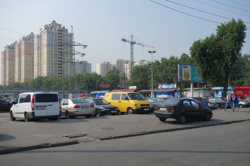 Här letar jag buss till Tjernihiv i närheten av metrostation Chernihivska, Kyiv.