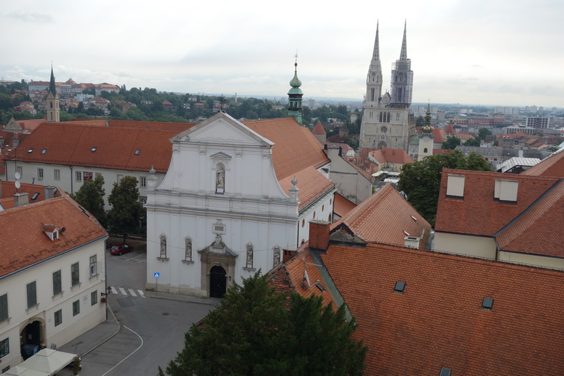 Saint Catherine Church i förgrunden och Zagrebs katedral i bakgrunden från Lotrščaktornet, Zagreb.