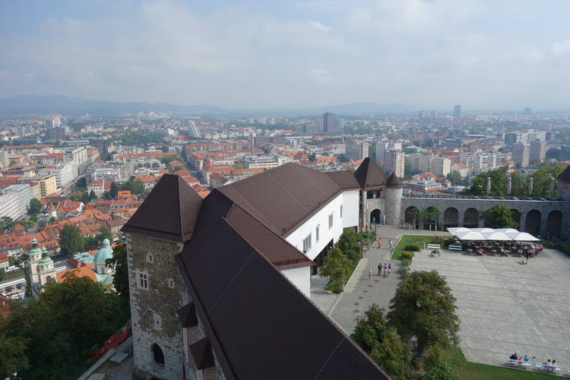 Utsikten över Ljubljana och en del av slottsgården från slottets torn, Ljubljana Castle, Ljubljana.