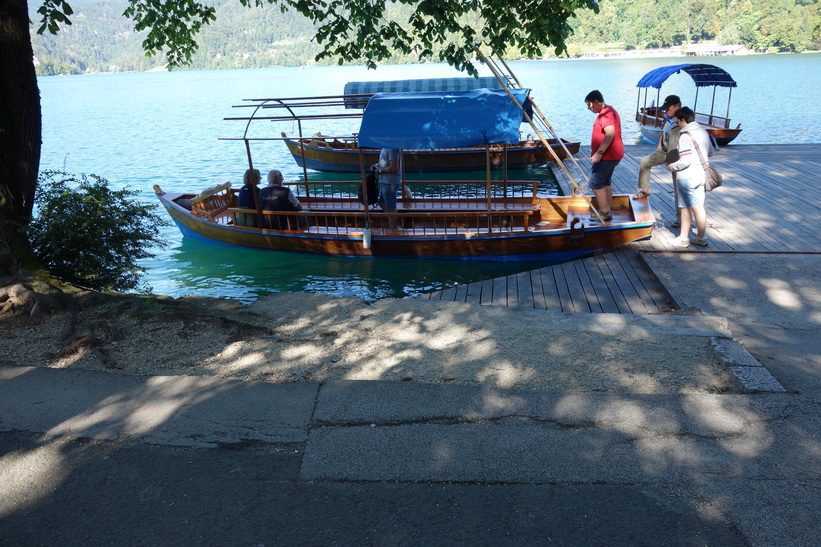 Båtar för båtturer på Lake Bled.