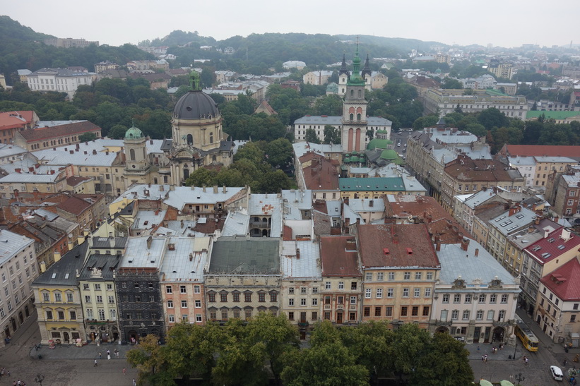 Utsikten över Lviv från stadshustornet.