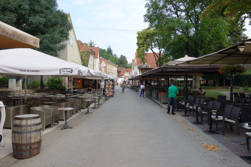 Gatan Ulica Ivana Tkalčića dagtid. Kvällstid är det en fantastisk stämning här med massvis med restauranger, Zagreb.