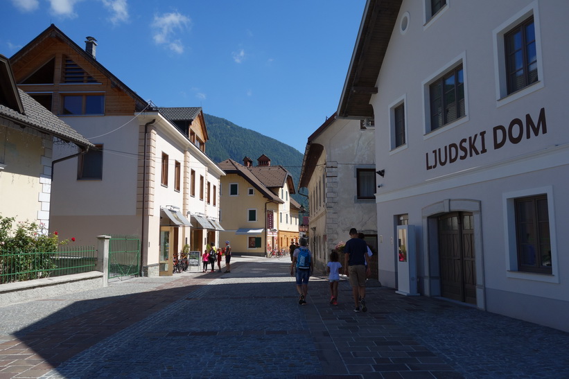 Längs huvudagatan genom Kranjska Gora.