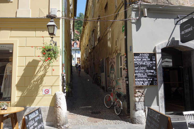 Gränd längs Stari trg, gamla staden, Ljubljana.