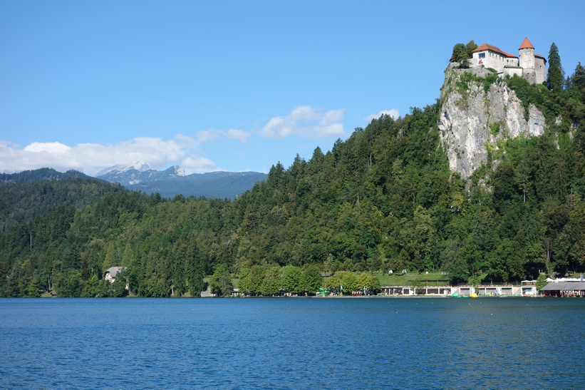 Lake Bled med Bled castle till höger i bild.
