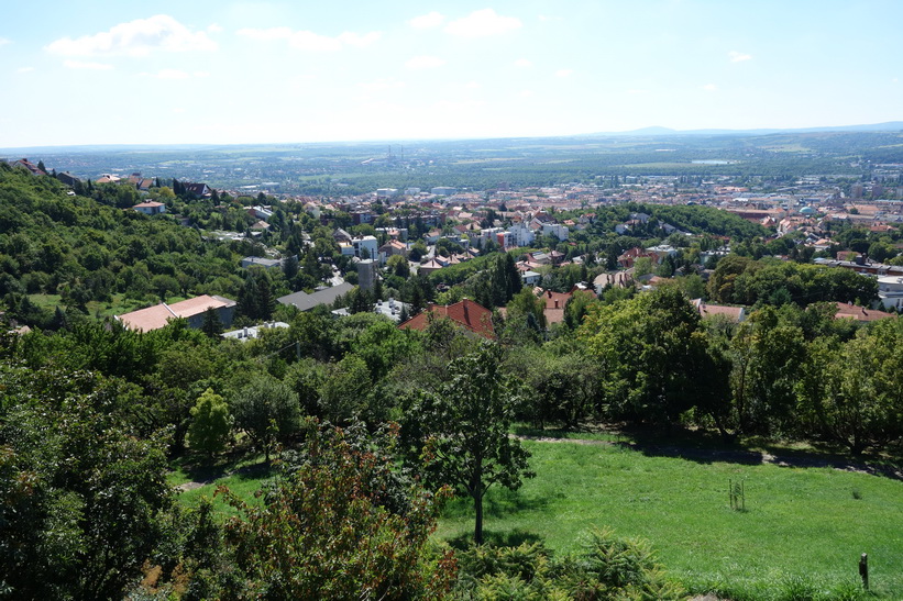 Promenaden upp till Pécs TV-torn.