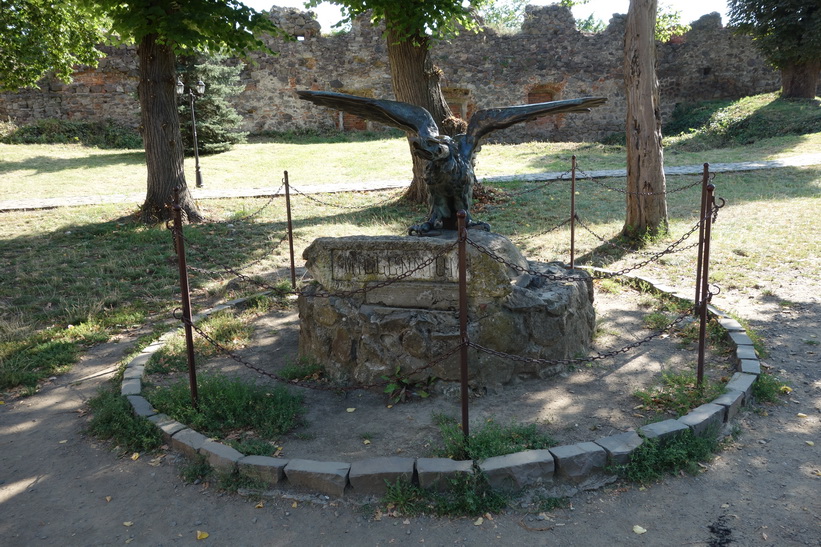 Skulptur inne på slottsgården, Uzhhorod Castle, Uzhhorod.