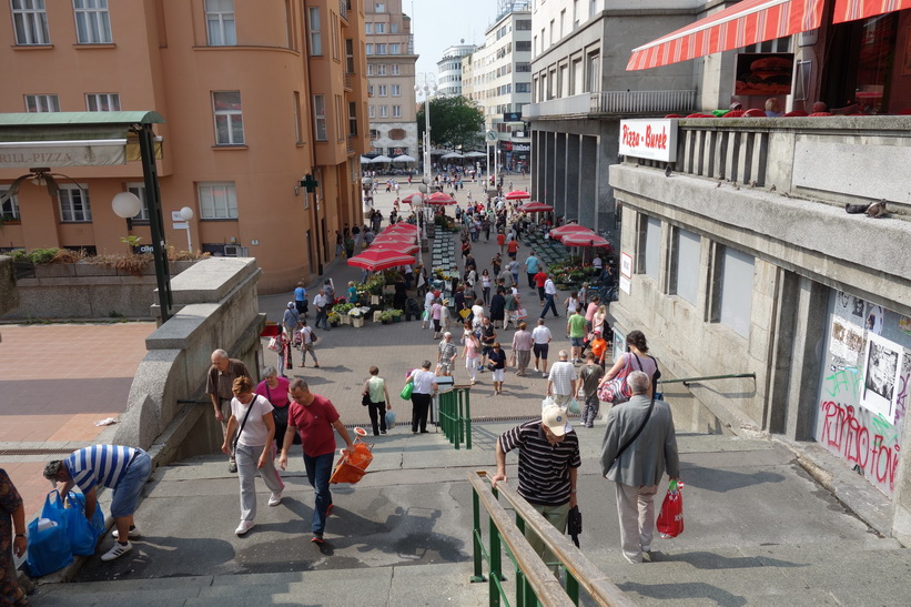 Trapporna ner från Dolac-marknaden till torget Trg J. Jelačića, Zagreb.