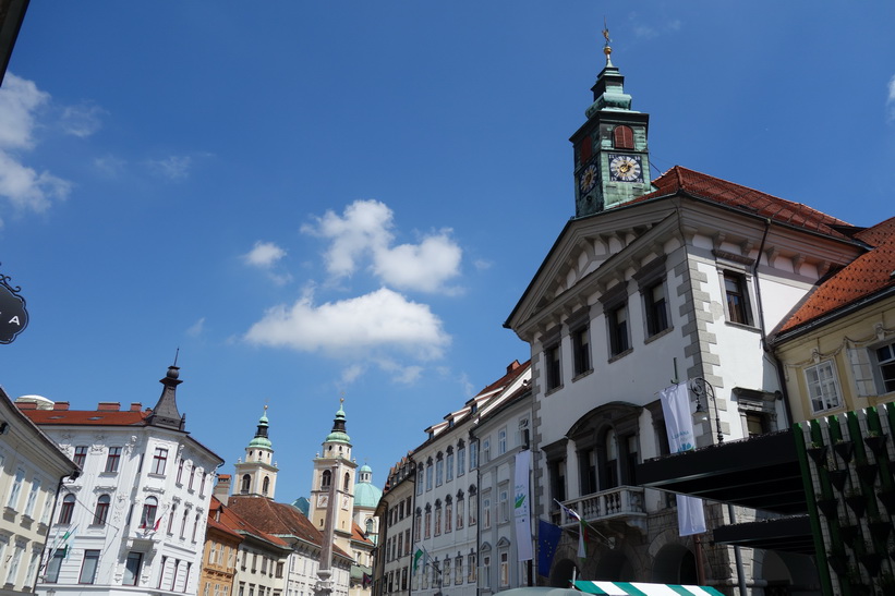 Ljubljanas stadshus till höger i bild.