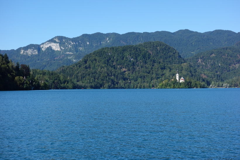Lake Bled med Bled island och kyrkan Pilgrimage Church of the Assumption of Maria.