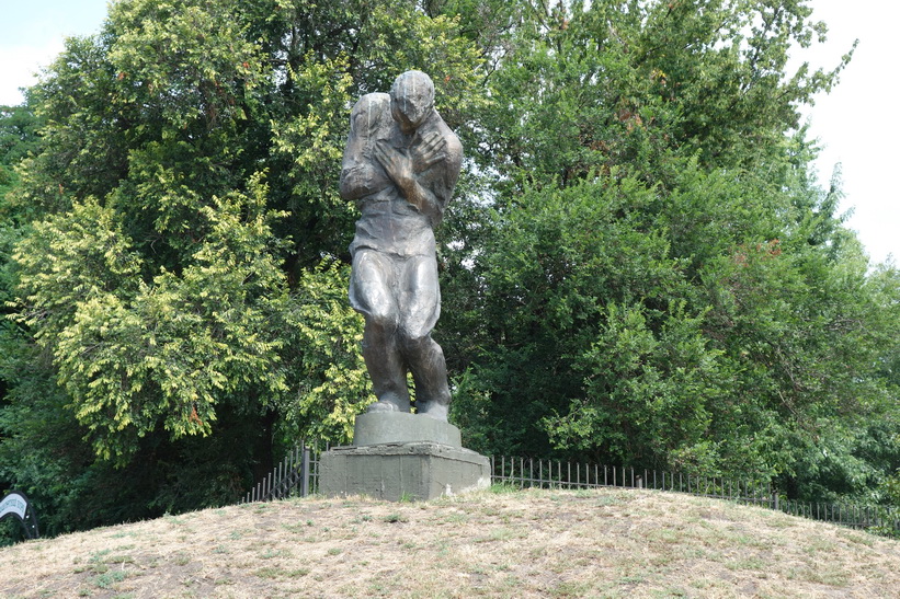 Staty nära moderlandsmonumentet i Kyiv.