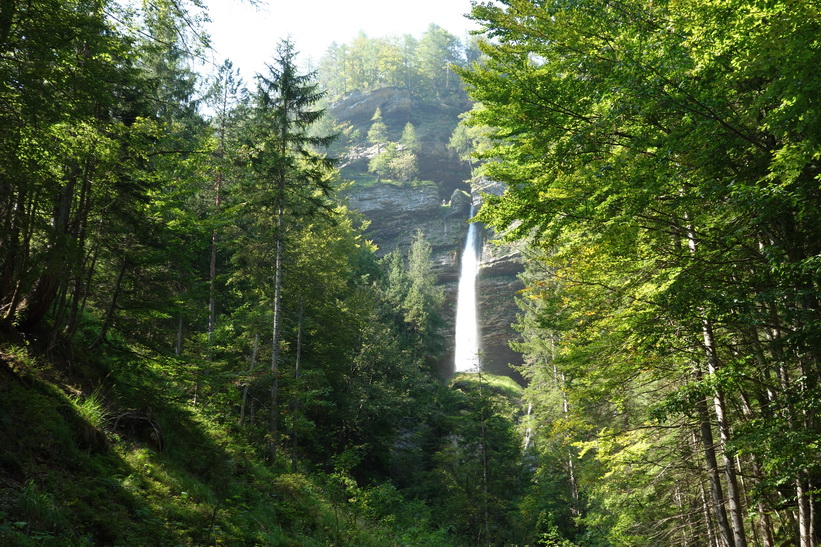 Pericnik waterfall, vägen längs Vrata valley.