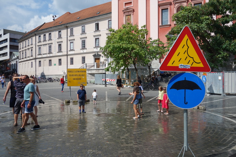 Konstgjort regn på Prešeren Square, Ljubljana.