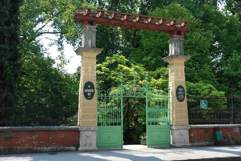 Entrén till den botaniska trädgården i Zagreb.