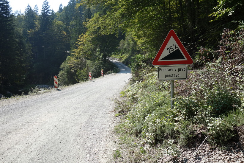 Varning för brant backe, vägen längs Vrata valley.