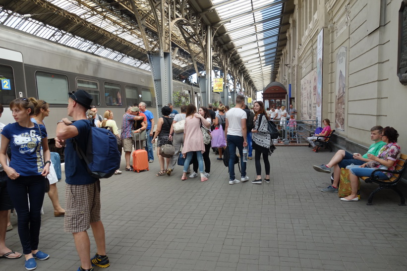 Framme vid tågstationen i Lviv.