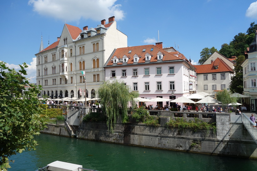 Den vackra arkitekturen i gamla staden vid floden, Ljubljana.