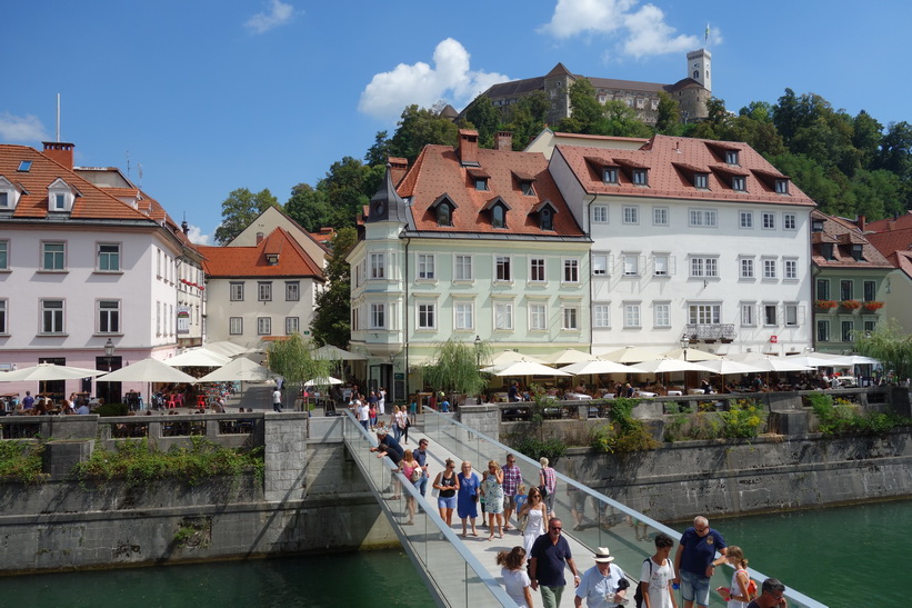 Den vackra arkitekturen i gamla staden vid floden, Ljubljana.