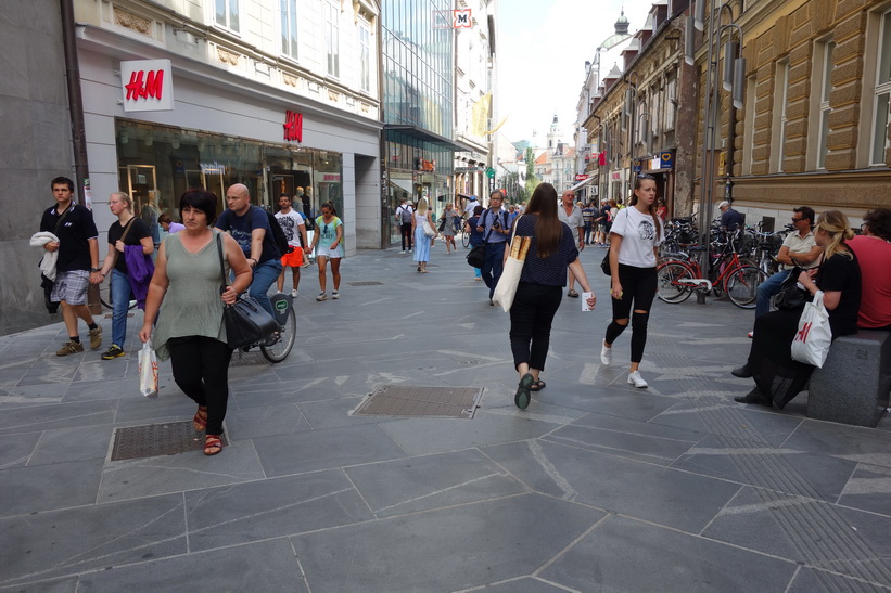 Längs gågatan Čopova ulica i centrala Ljubljana.